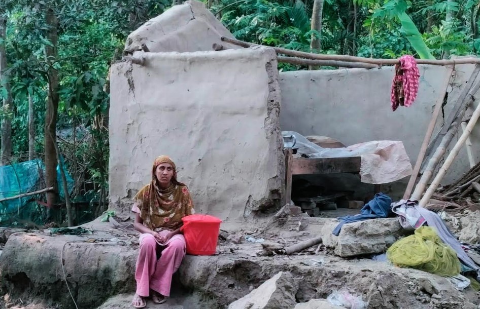 দেবহাটায় তুচ্ছ ঘটনায় গৃহবধূকে মারধর