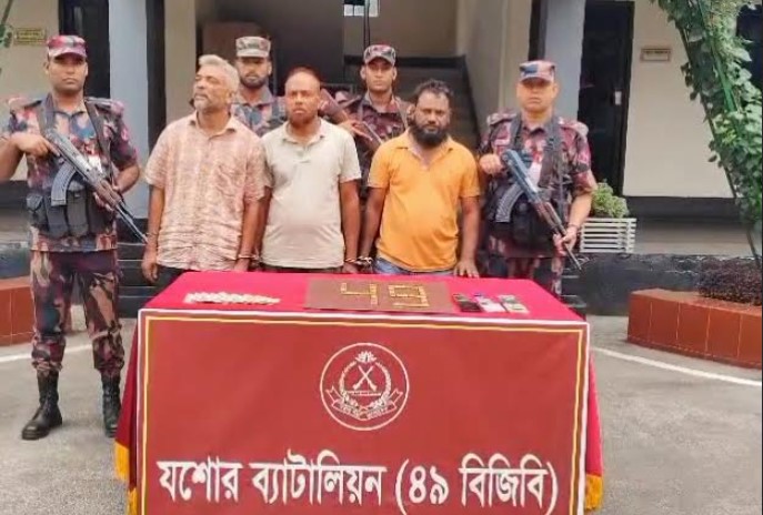 যশোরে প্রায় সাড়ে ৬ কোটি টাকার ৩ কেজি স্বর্ণসহ আটক ৩