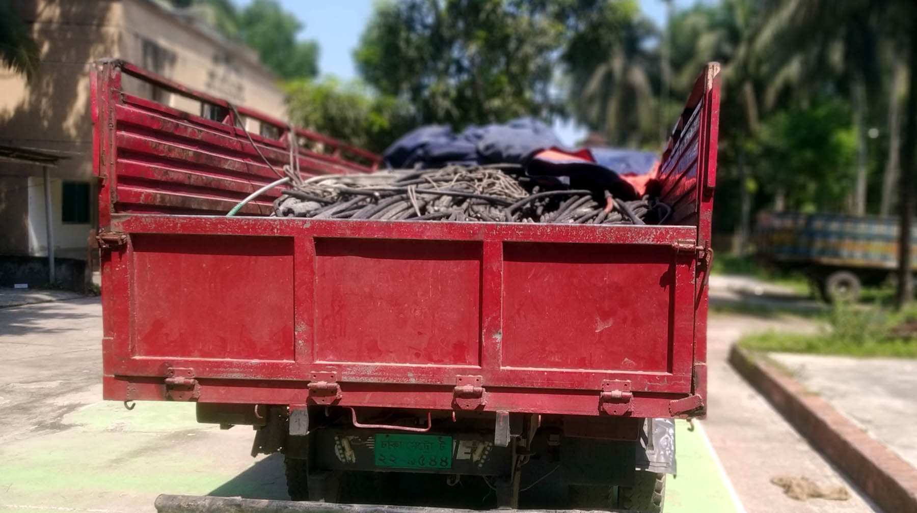 পরিত্যাক্ত অ্যালুমিনিয়াম নিয়ে যাওয়ার পথে ফকিরহাটে ট্রাকসহ ডাকাতি