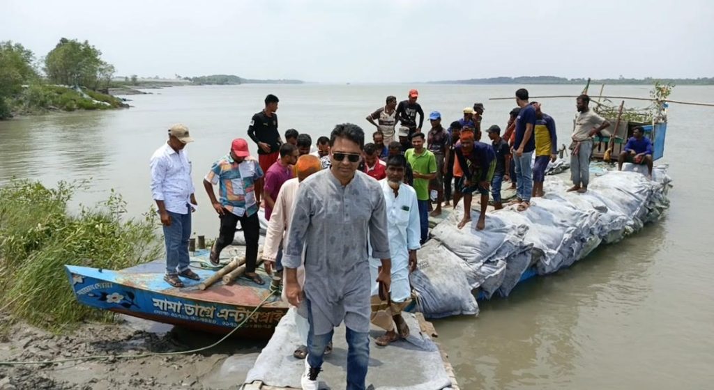শ্যামনগরে খোলপেটুয়া নদী ভাঙন পরিদর্শন করলেন বিএনপি নেতৃবৃন্দ