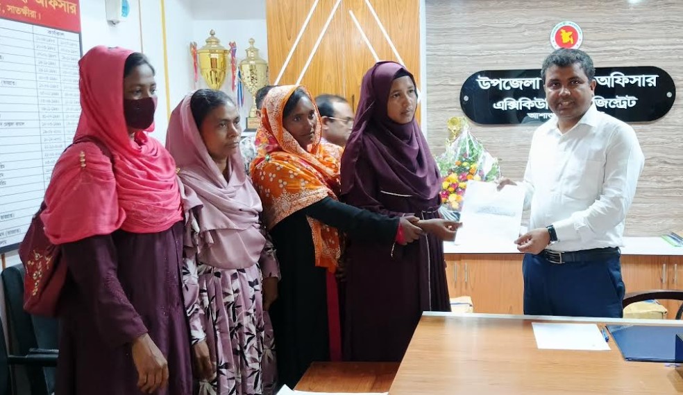 গ্রাম পরিচ্ছন্ন রাখতে তালায় ‘ওয়াশ ক্যাম্পেইন’