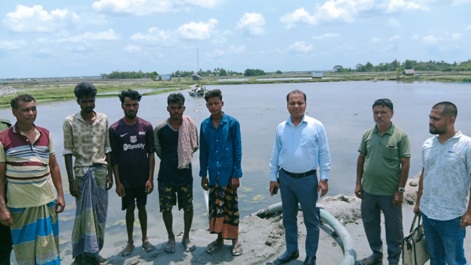 দেবহাটায় অবৈধভাবে বালু উত্তোলন: ভ্রাম্যমাণ আদালতে ৩০ হাজার টাকা জরিমানা