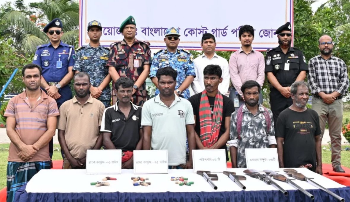 কোস্টগার্ডের কাছে সুন্দরবনের বনদস্যু ছোট সুমন বাহিনী অস্ত্রসহ আত্মসমর্পণ