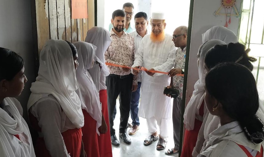 সাতক্ষীরায় খেজুরডাঙ্গা আর কে মাধ্যমিক বিদ্যালয়ে ‘সততা স্টোর’ উদ্বোধন