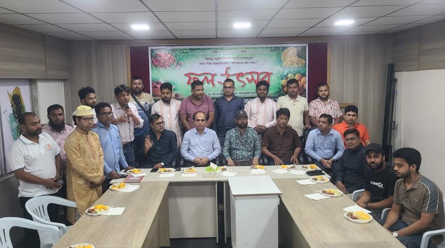 আমের সুবাসে জমজমাট ফল উৎসব