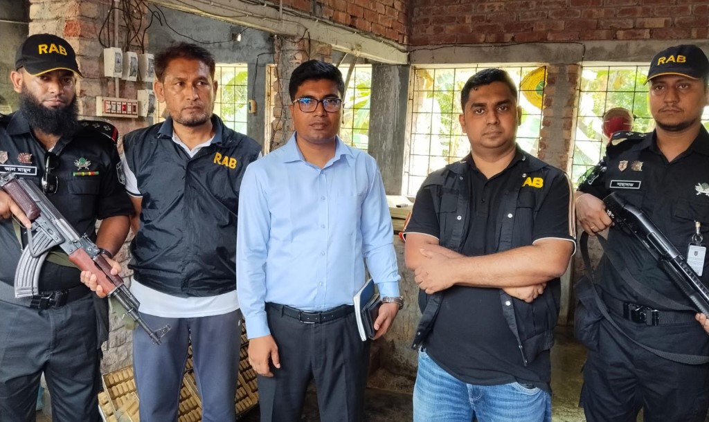 দেবহাটায় দুই আইসক্রিম কারখানাকে দুই লাখ টাকা জরিমানা