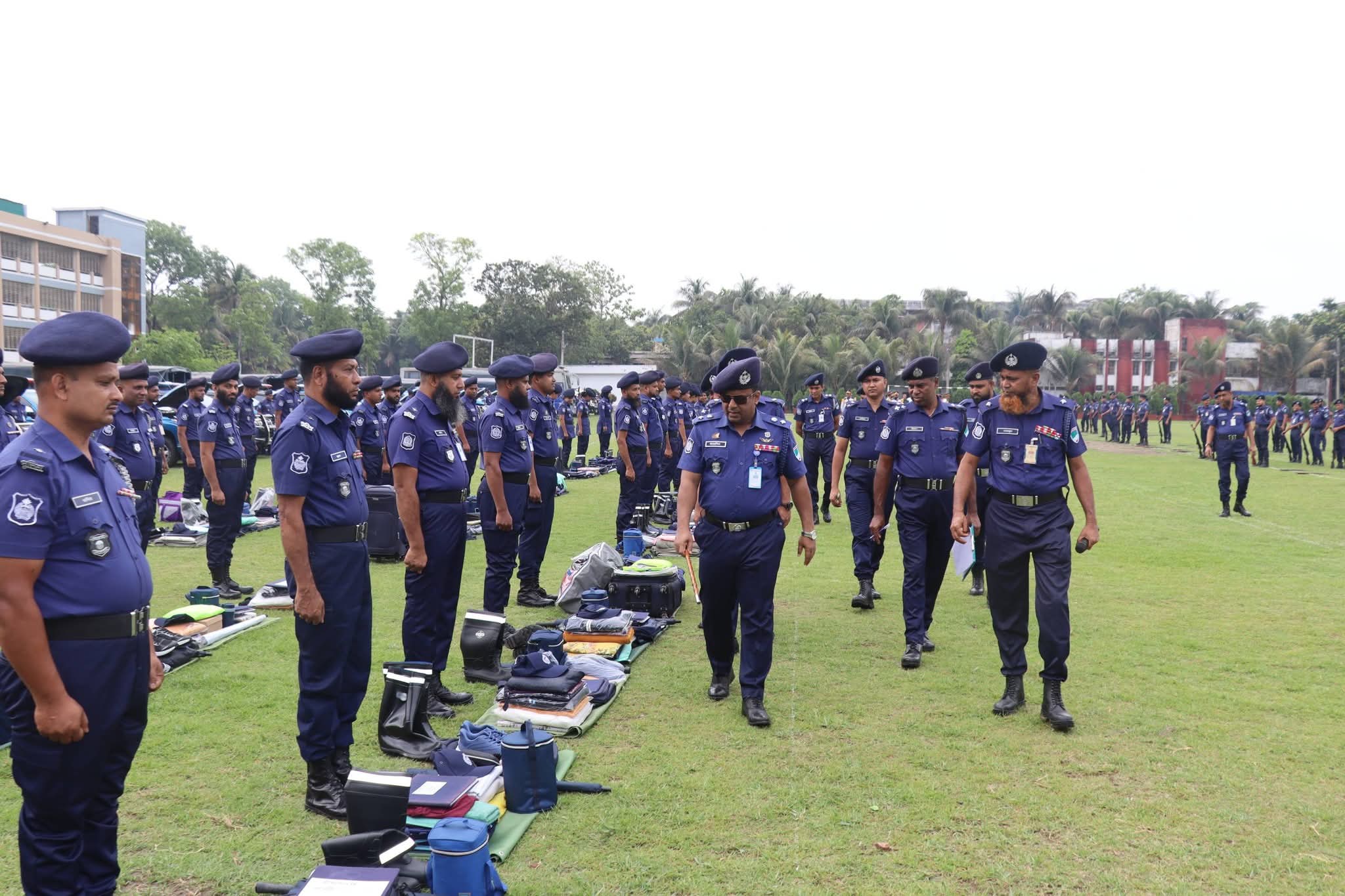 সাতক্ষীরায় পুলিশ সুপার আরেফিন জুয়েলের কিট প্যারেড পরিদর্শন