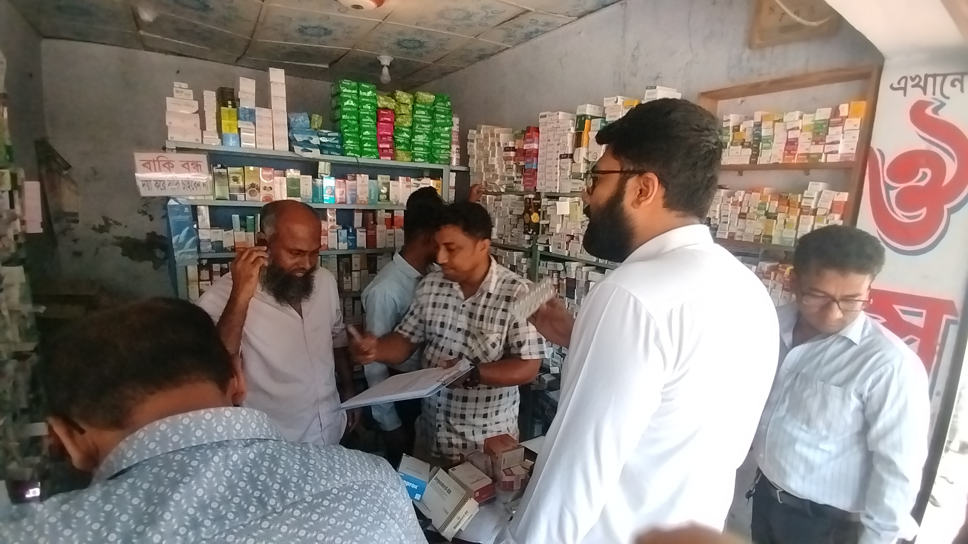 সাতক্ষীরায় মেয়াদোত্তীর্ণ ও নোংরা পরিবেশে ওষুধ রাখায় ফার্মেসিকে জরিমানা