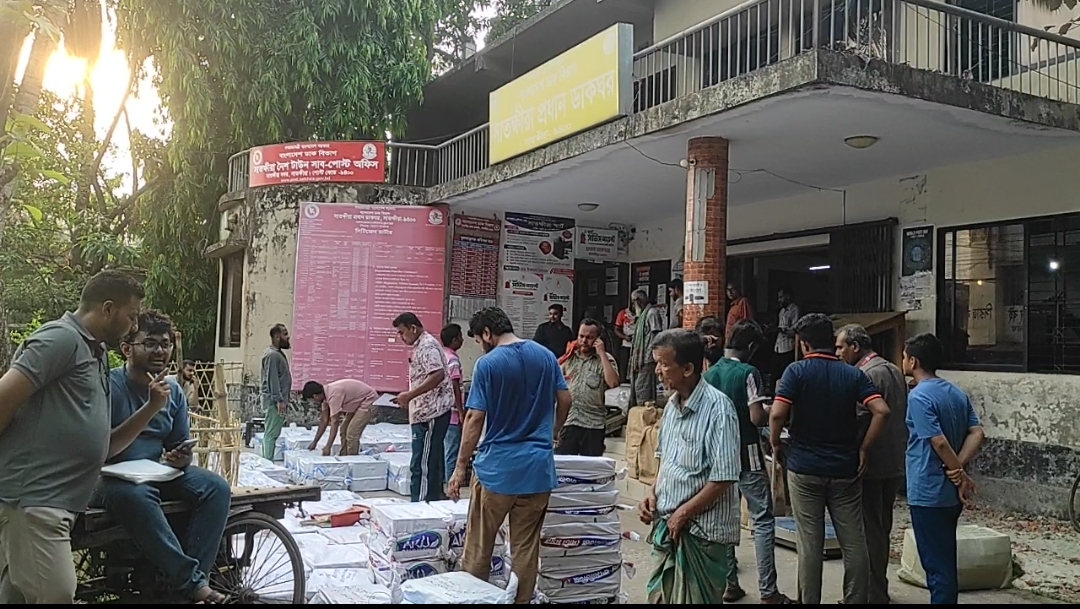 কুরিয়ার জট ও চড়া ভাড়ার দিন শেষ: সাতক্ষীরার আম মাত্র ৫টাকায় পৌঁছে দিচ্ছে ডাক বিভাগ