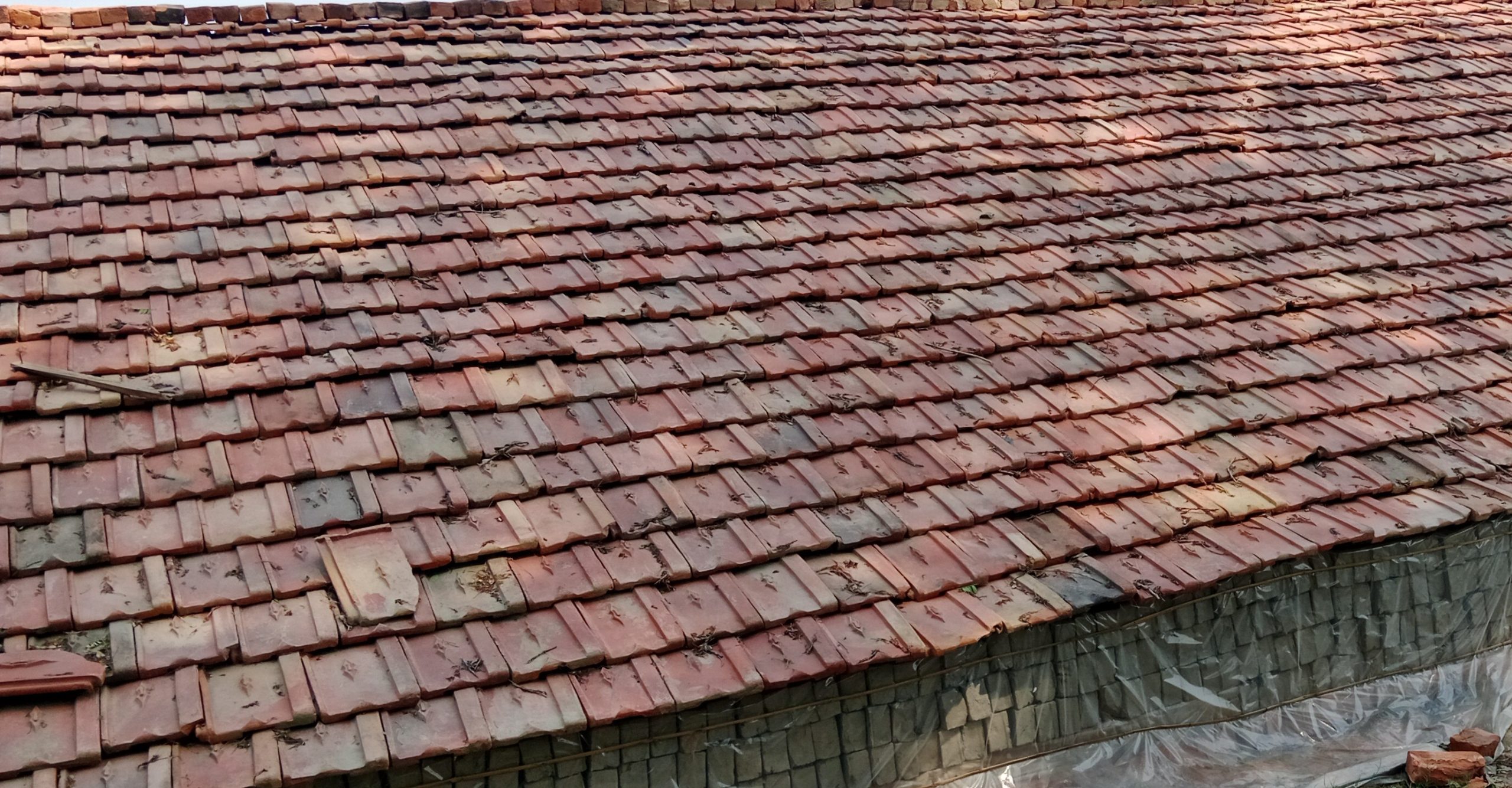 কেশবপুরে নিভে যাচ্ছে টালি পোড়ানো চুল্লি, বিলুপ্তির পথে কুমারপাড়ার ঐতিহ্য