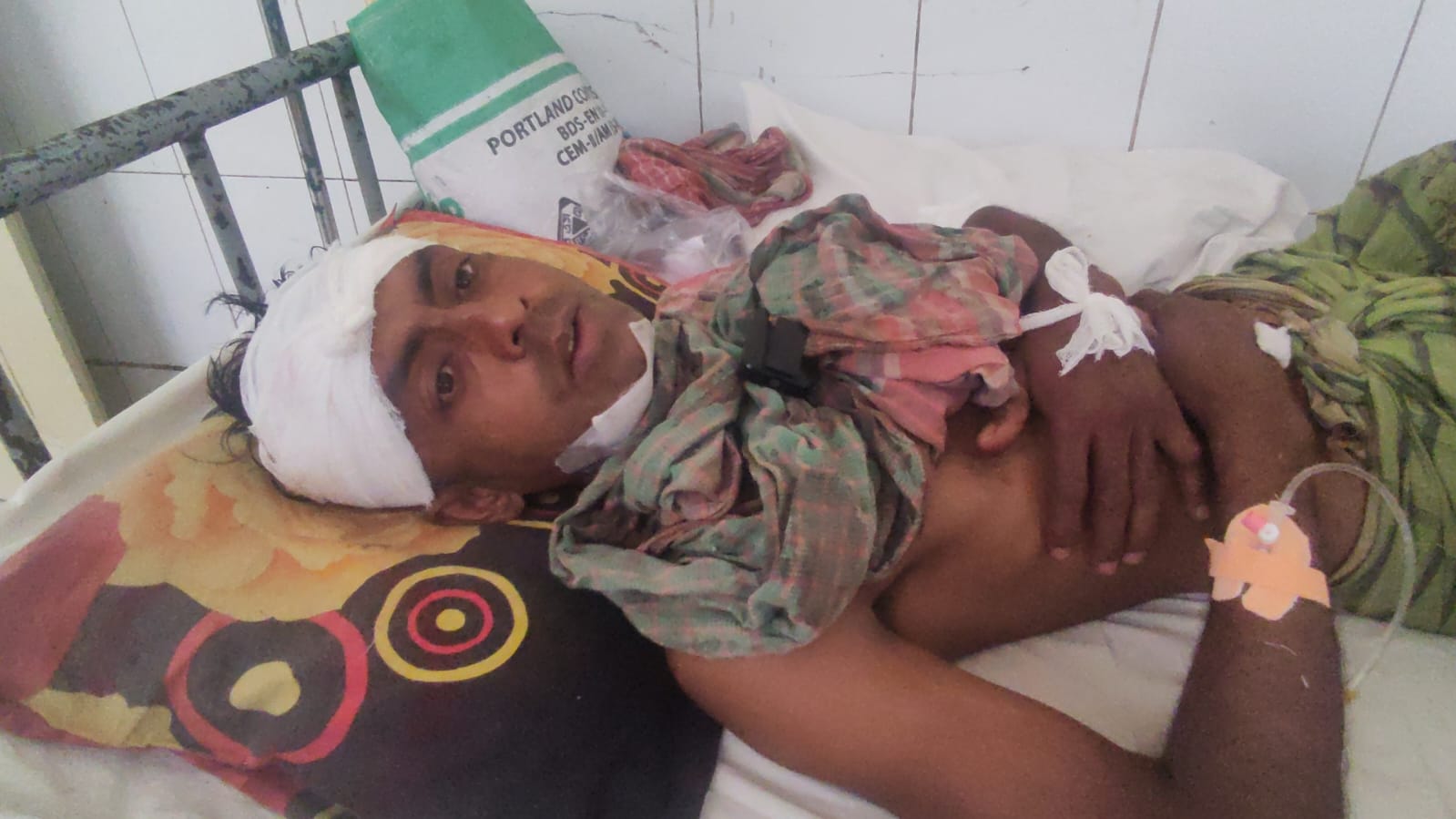 ধুলিহরে বাঁশ কাটাকে কেন্দ্র করে সংঘর্ষ, কুপিয়ে জখম ২