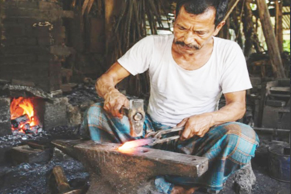 কলারোয়ার কামারশালায় টুংটাং শব্দে ঈদের আগমনী বার্তা
