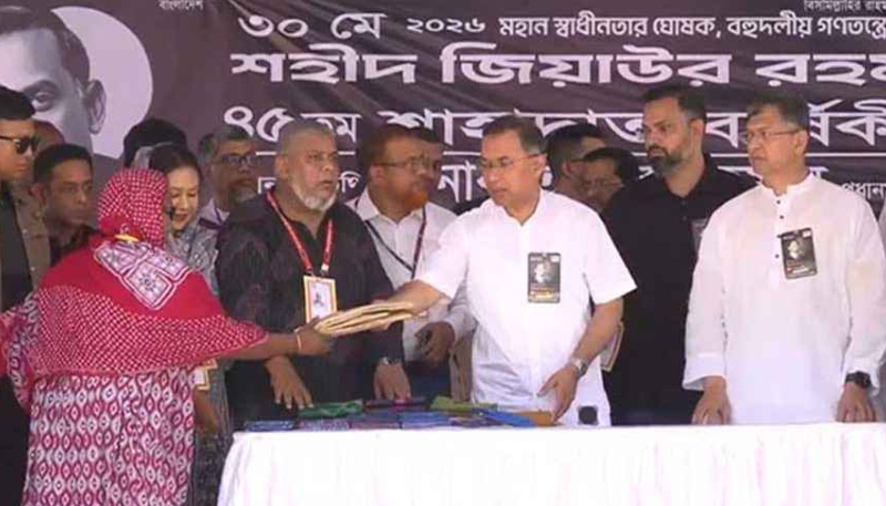 দুস্থদের মধ্যে খাদ্যসামগ্রী ও বস্ত্র বিতরণ উদ্বোধন করলেন প্রধানমন্ত্রী