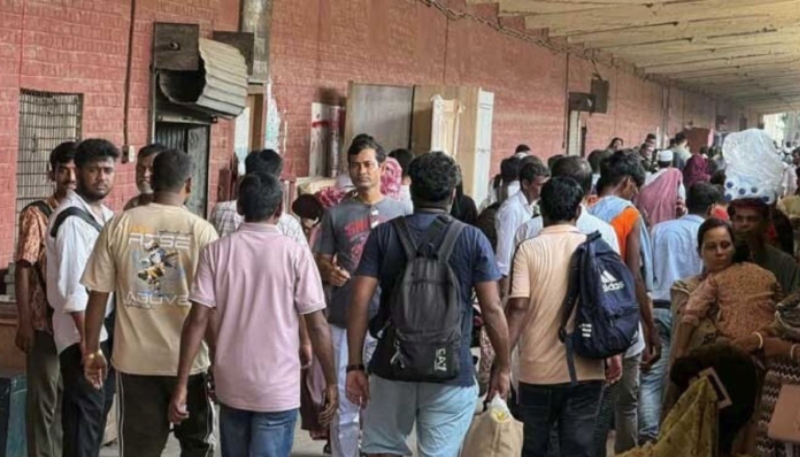ঈদের ছুটি শেষ হচ্ছে আজ, ঢাকায় ফিরছে মানুষ
