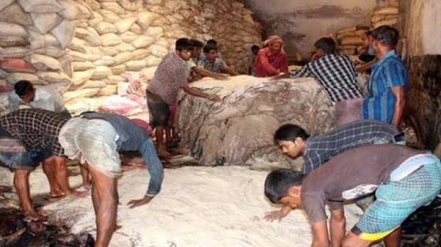 রাস্তায় পড়ে নষ্ট হচ্ছে কোরবানির চামড়া