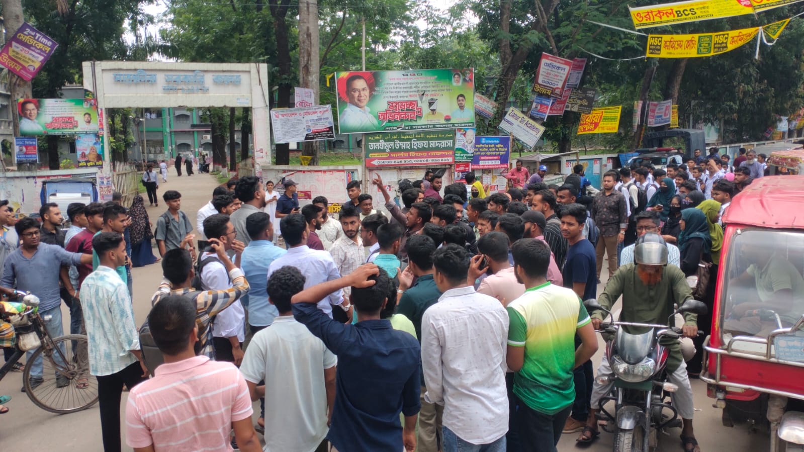 শিক্ষককে অপমান: ক্ষমা চাওয়া নিয়ে উত্তপ্ত সাতক্ষীরা সরকারি কলেজ