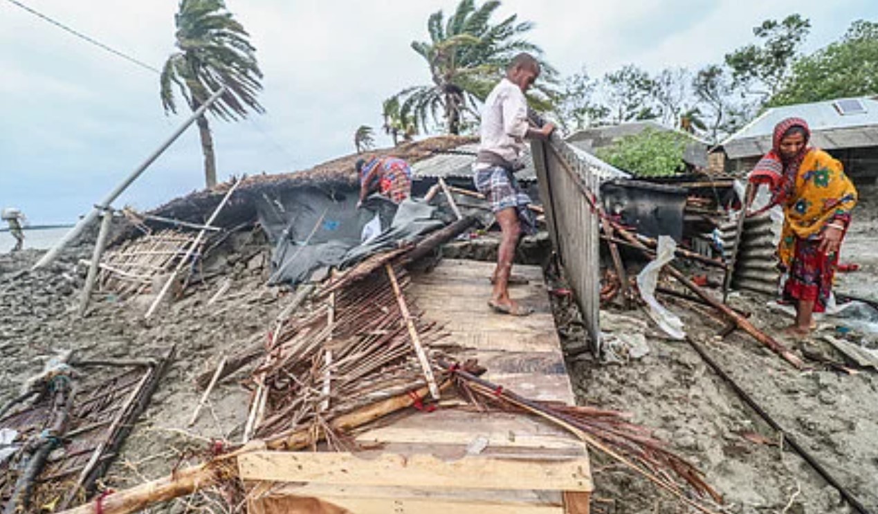 আম্পানের ছায়া: মানুষের অসহায়ত্ব আর সুন্দরবনের লড়াই
