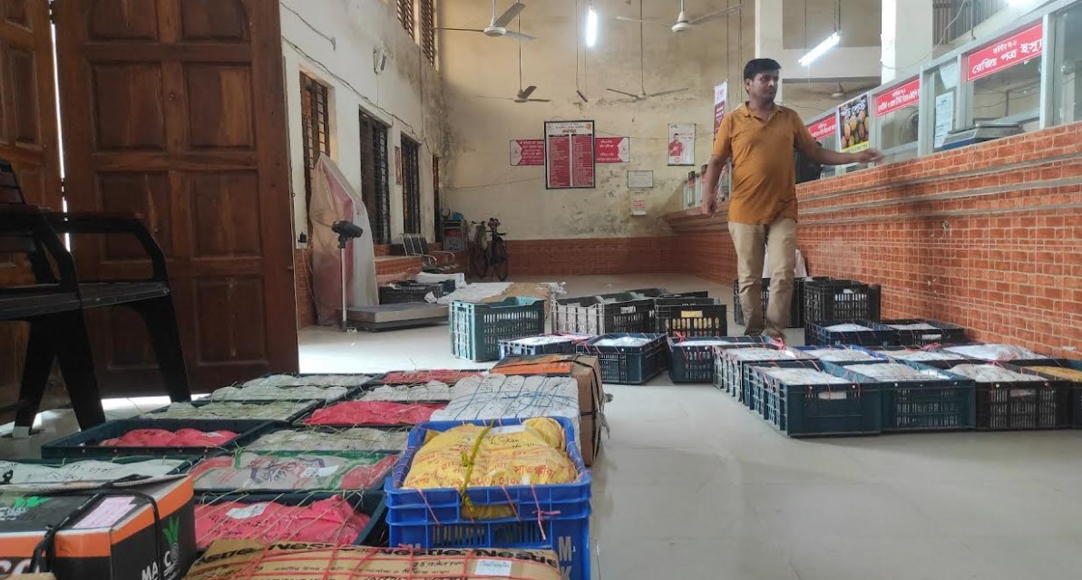 বেসরকারি কুরিয়ারের ভোগান্তি বনাম ডাক বিভাগের ‘স্পিড পোস্ট’: সাতক্ষীরার আম পরিবহনে নতুন বিপ্লব