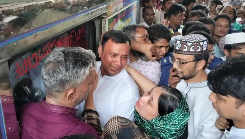 প্যারোলে মুক্তি পেয়ে বাবার জানাজায় অঝোরে কাঁদলেন সাবেক এমপি