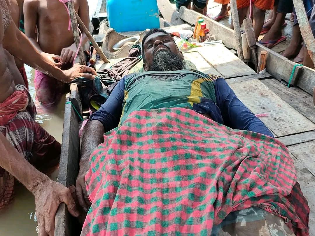 সুন্দরবনে বনরক্ষীদের গুলিতে জেলে নিহতের ঘটনায় ক্ষুব্ধ বনজীবীদের বন অফিসে হামলা