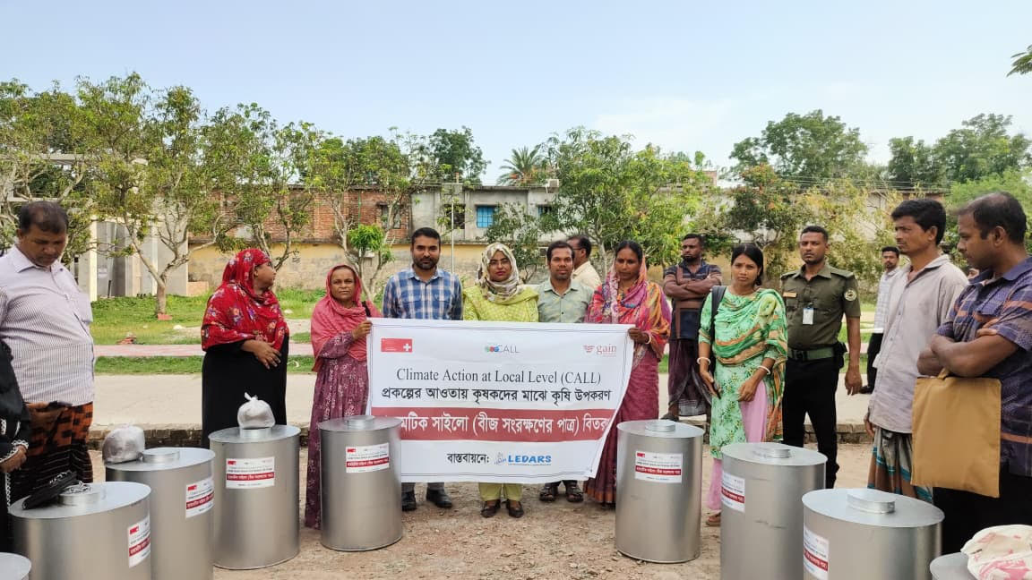 শ্যামনগরে কৃষকদের মাঝে জলবায়ু সহনশীল বীজ সংরক্ষণের পাত্র বিতরণ