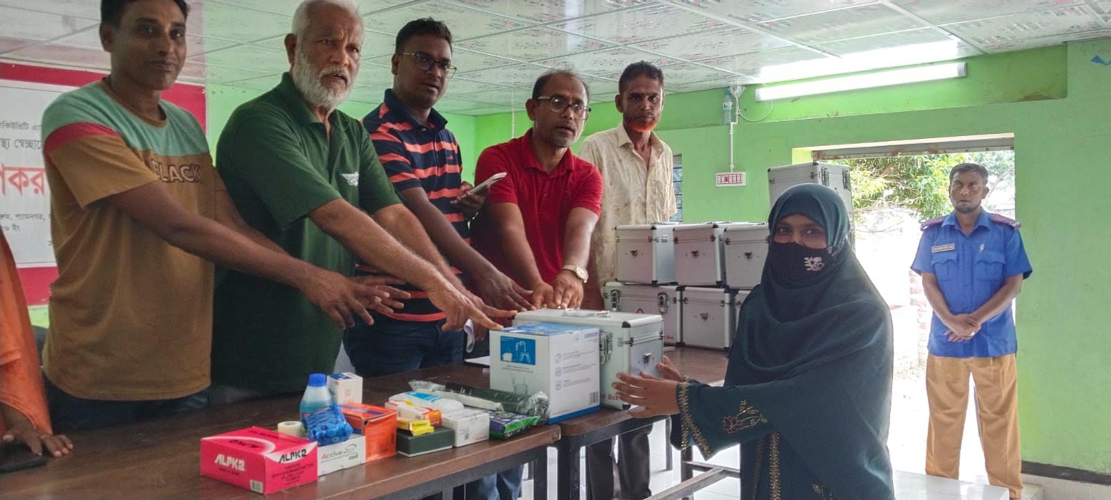 গাবুরায় ১৫ স্বাস্থ্য স্বেচ্ছাসেবককে উপকরণ বিতরণ