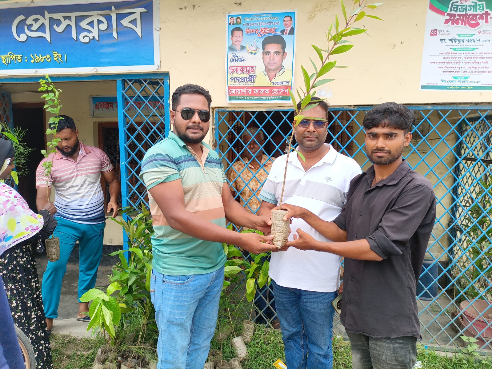 তালা প্রেসক্লাবের উদ্যোগে বিনামূল্যে চারা বিতরণ