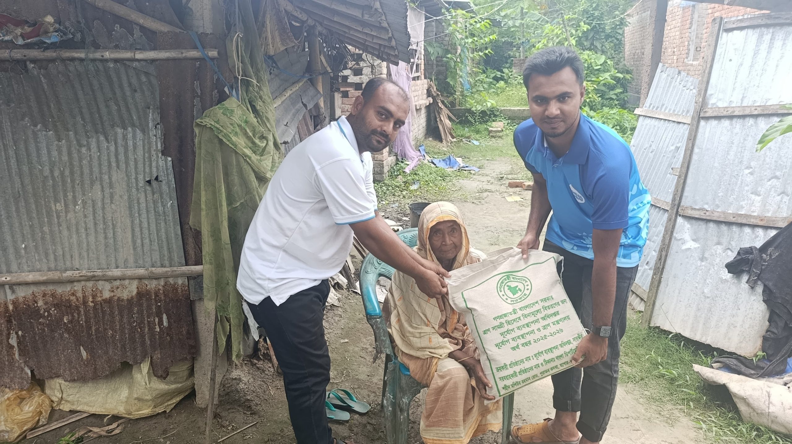 শতবর্ষী আছিয়া বেগমের পাশে সদর উপজেলা প্রশাসন ও সংবাদকর্মীরা