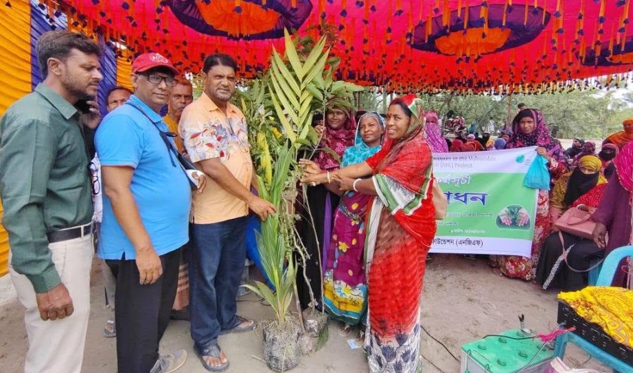 শ্যামনগরে উপকূলীয় নারীদের মাঝে লবণসহিষ্ণু চারা বিতরণ