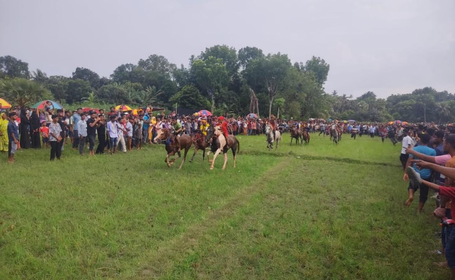তালার বালিয়াদহে জমজমাট ঘোড় দৌড় প্রতিযোগিতা অনুষ্ঠিত