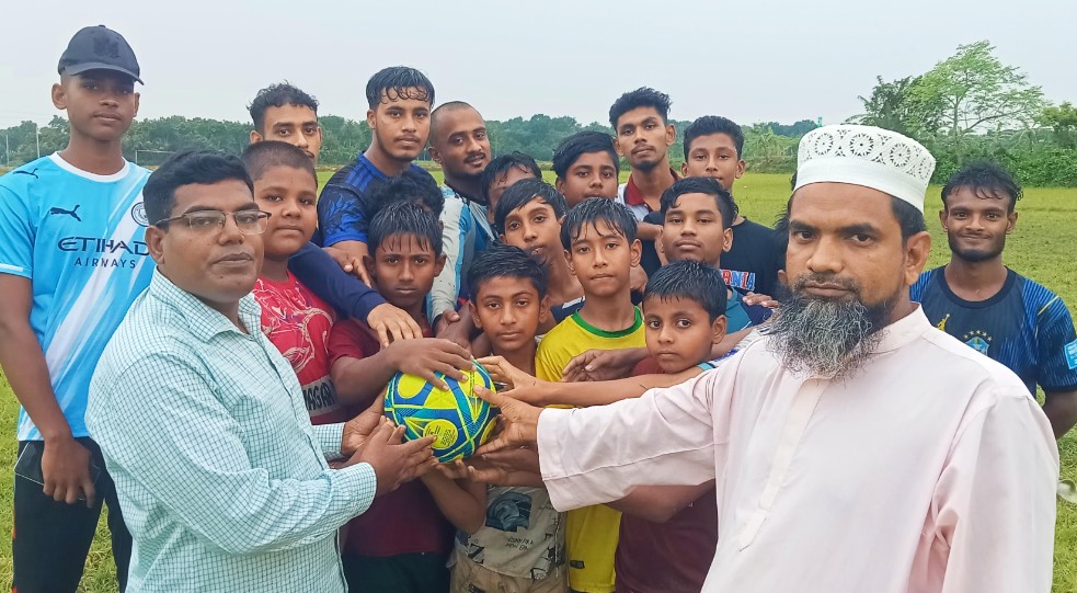 সাংবাদিক আবু সাঈদ এর পক্ষ থেকে ফুটবল বিতরণ