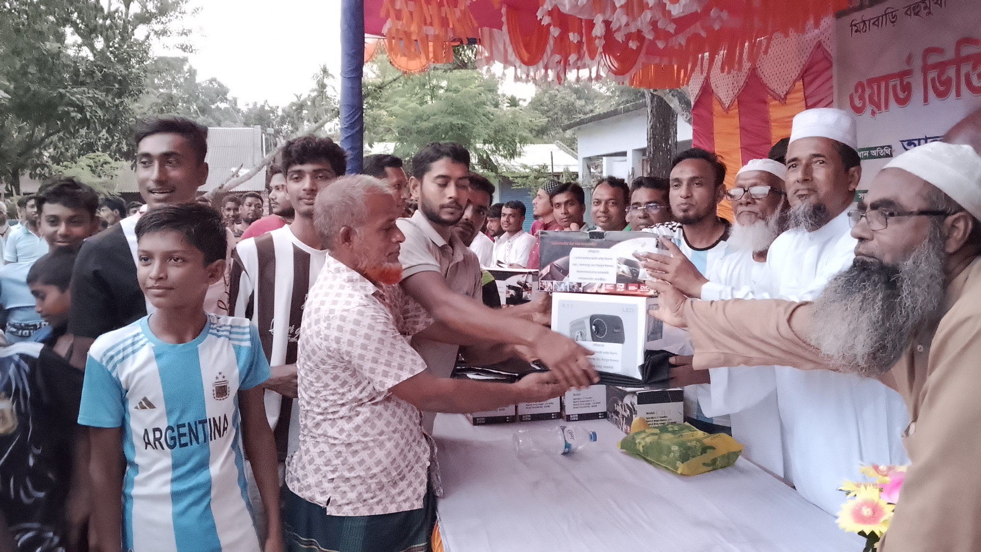 নগরঘাটায় ফুটবল ম্যাচ শেষে ২৪টি প্রজেক্টর দিলেন চেয়ারম্যান পদপ্রার্থী