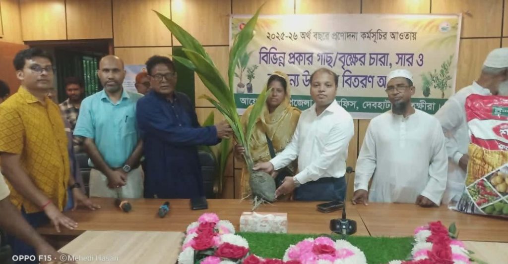 দেবহাটা কৃষি অধিদপ্তরের আয়োজনে প্রণোদনা কর্মসূচীর গাছের চারা বিতরণ