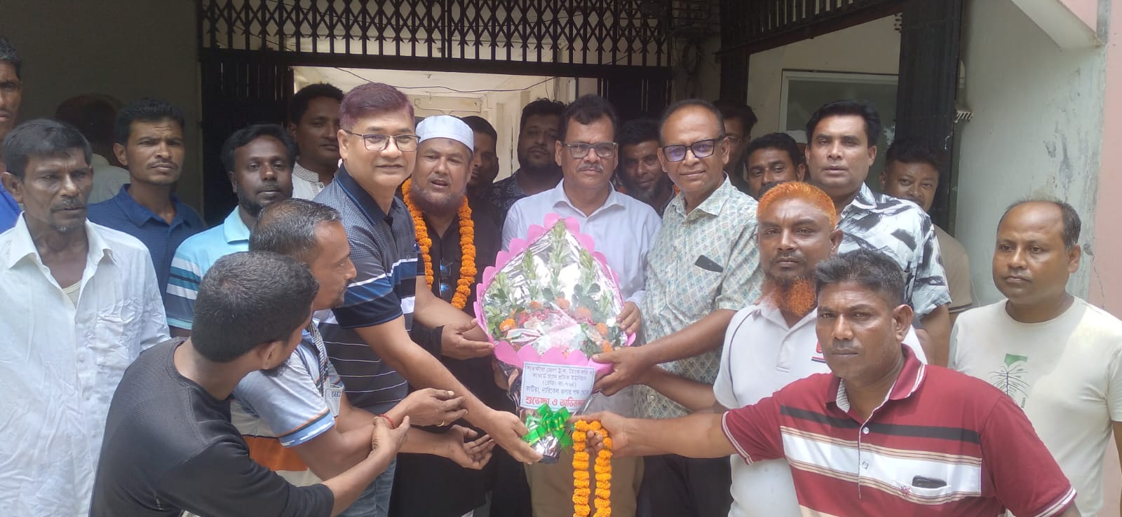 সাতক্ষীরা জেলা পরিষদ প্রশাসকের সঙ্গে ট্রাক শ্রমিক ইউনিয়নের শুভেচ্ছা বিনিময়