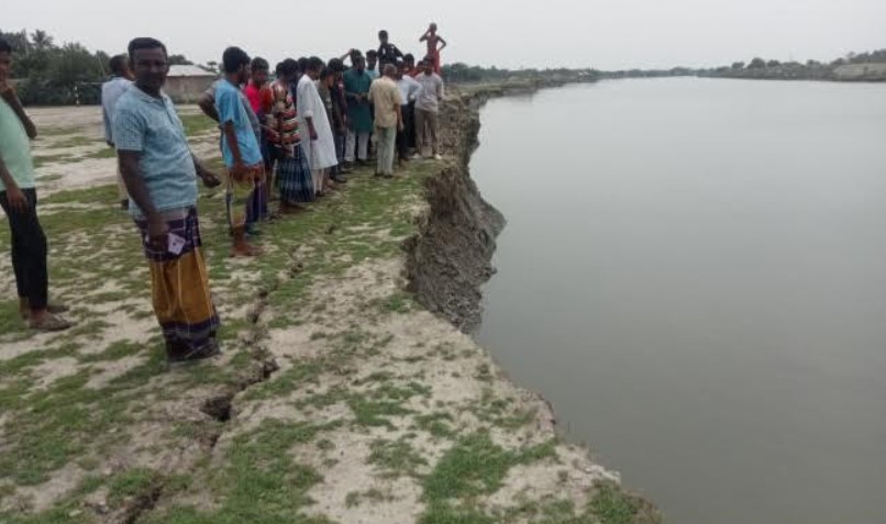 মরিচ্চাপ নদীর ভাঙনে বিলীনের ঝুঁকিতে শ্রীকলস ফুটবল মাঠ