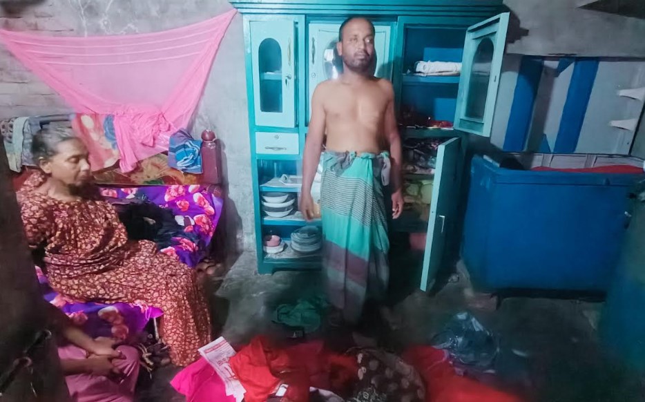 দেবহাটার সখিপুরে ভ্যানচালকের বাড়িতে দুঃসাহসিক চুরি