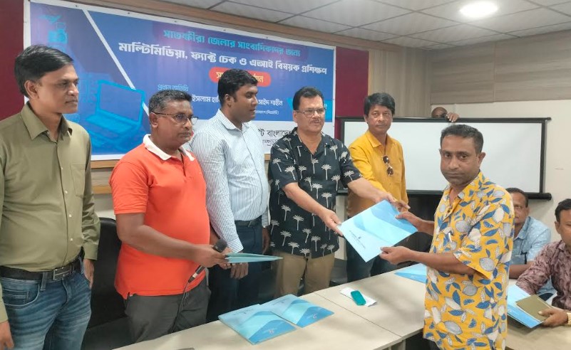সাতক্ষীরায় সাংবাদিকদের তিন দিনের প্রশিক্ষণের সমাপনীতে গুজব ও অপপ্রচার রুখে দেওয়ার প্রত্যয়