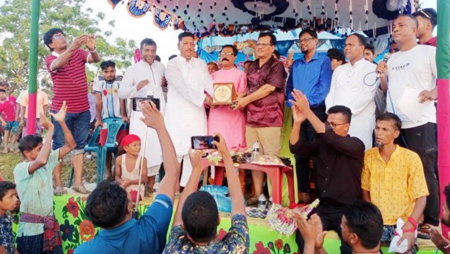 কালিগঞ্জে গ্রামবাংলার ঐতিহ্যবাহী ঘোড়দৌড় প্রতিযোগিতা দেখতে জনতার ঢল