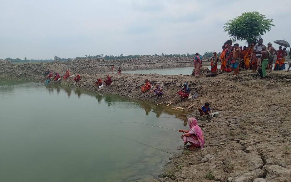 শ্যামনগরের মুন্সীগঞ্জে জেলেখালী খাল খনন শেষে পুনরায় মাছ ছেড়ে দখল