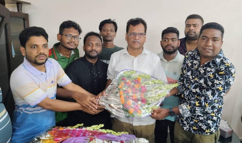 সাতক্ষীরায় জেলা পরিষদ প্রশাসক হাবিবের সঙ্গে ছাত্রদল নেতাদের শুভেচ্ছা বিনিময়