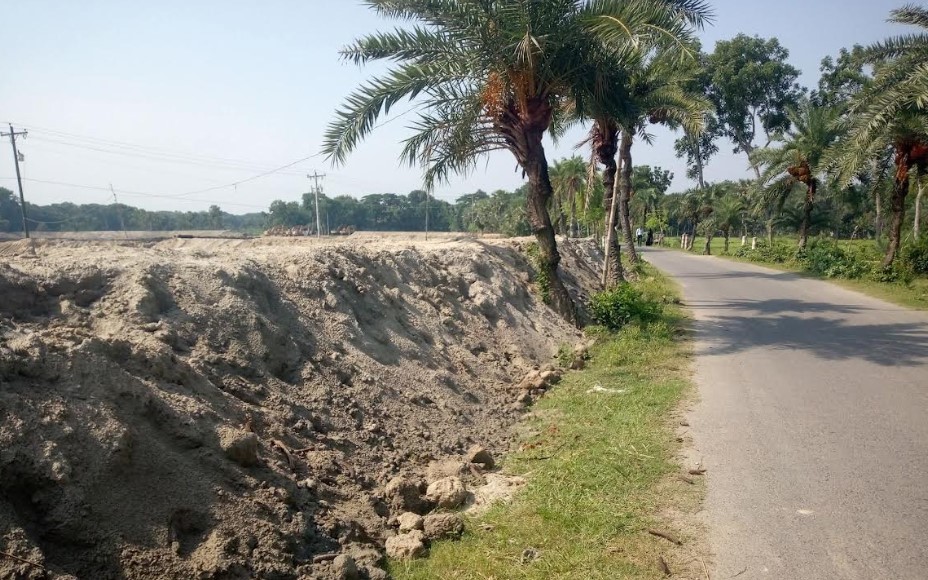 মানছে না ঘের নীতিমালা, হুমকির মুখে শতাধিক গ্রামীণ সড়ক, স্থায়ী জলাবদ্ধতার আশঙ্কা