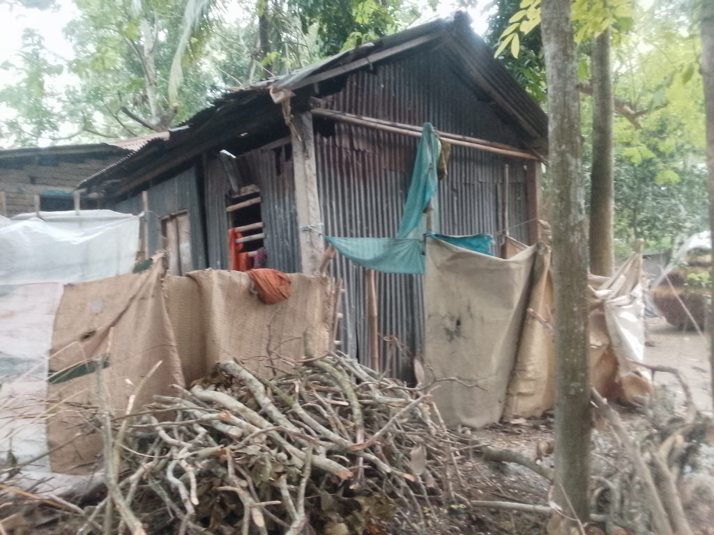 আদালতে মামলা চলমান অবস্থায় একটি পরিবারকে বসত বাড়ি থেকে উচ্ছেদের অভিযোগ