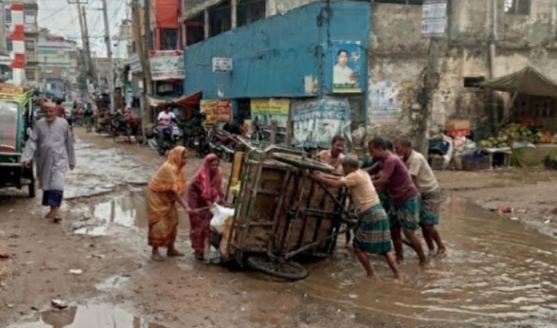 কলারোয়া পৌরসভার পশুহাট মোড়, ২বছর ধরে মরণফাঁদে লাখো মানুষ