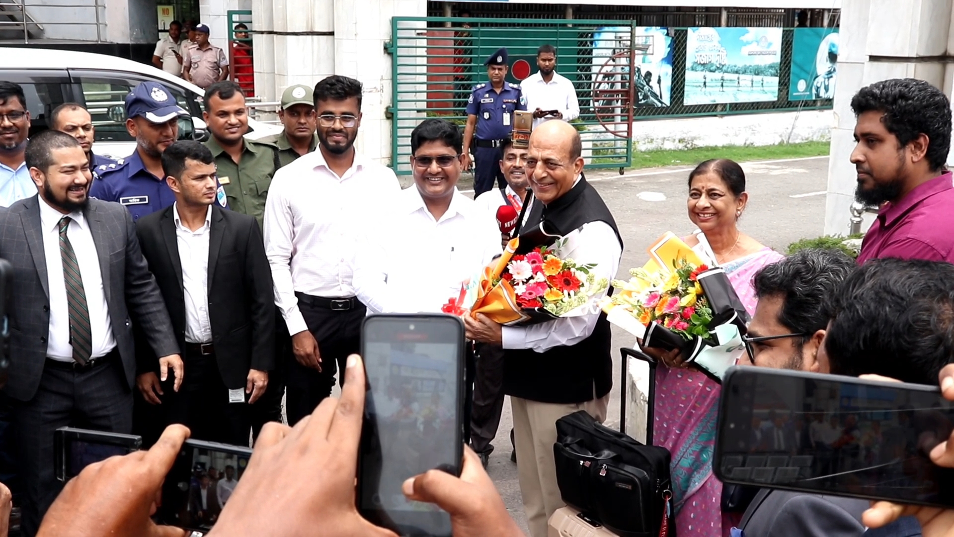 ঢাকাস্থ ভারতীয় নব নিযুক্ত হাইকমিশনার দিনেশ ত্রিবেদীর বেনাপোল দিয়ে বাংলাদেশে প্রবেশ