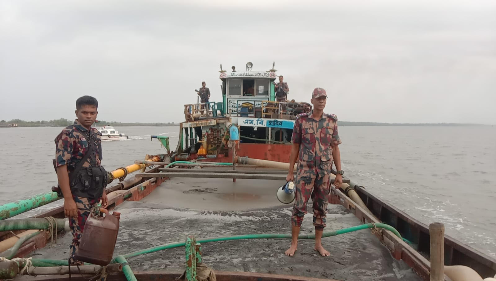 শ্যামনগরে অবৈধ বালু উত্তোলনের ঘটনায় দুইজনের কারাদন্ড, বাল্কহেড জব্দ