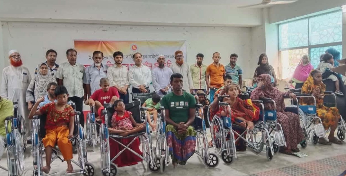 দেবহাটায় সমাজসেবা অধিদপ্তরের উদ্যোগে প্রতিবন্ধীদের মাঝে হুইলচেয়ার বিতরণ