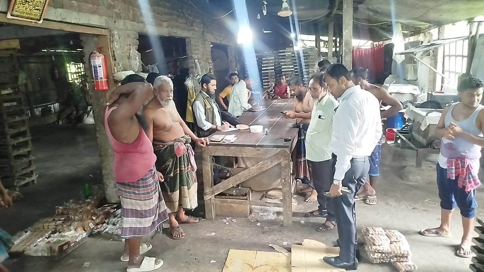 সাতক্ষীরায় নোংরা পরিবেশে বেকারি পন্য তৈরি, ৫ হাজার টাকা জরিমানা