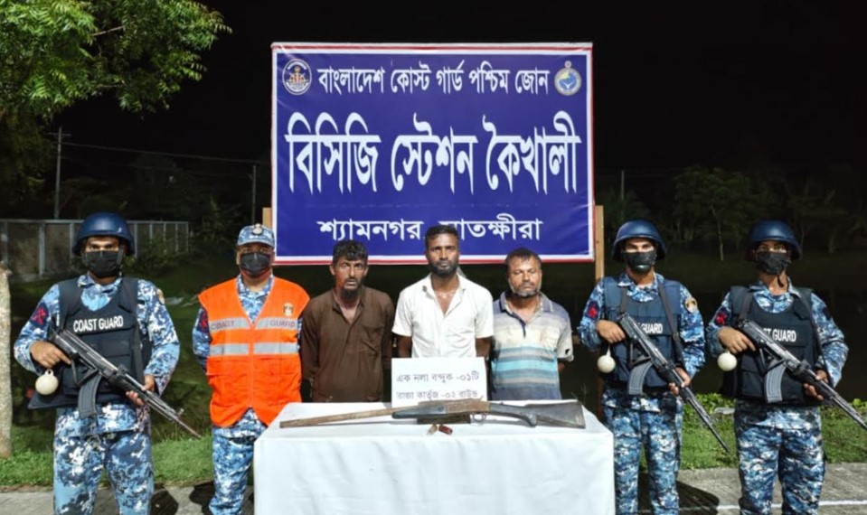 সুন্দরবনের জলদস্যু জোনাব বাহিনীর তিন সক্রিয় সদস্য আটক