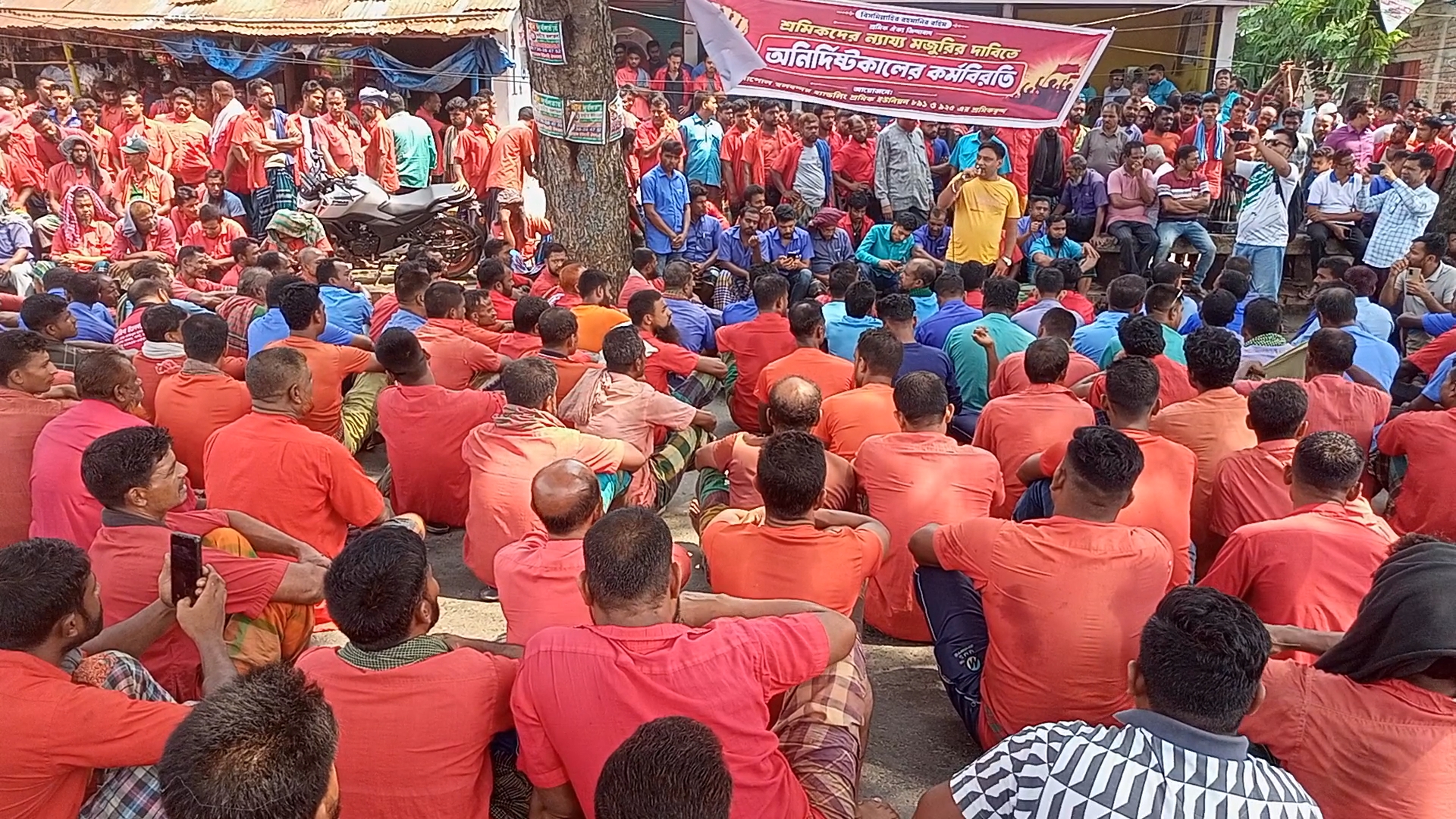 ন্যায্য মুজুরীর দাবীতে বেনাপোল স্থলবন্দরে শ্রমিকদের অনির্দিষ্টকালের কর্মবিরতি