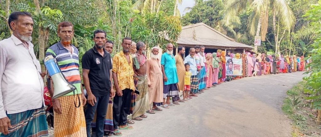 তালায় বীমার নামে ২৫ লক্ষ টাকার আত্মসাতের প্রতিবাদে মানববন্ধন